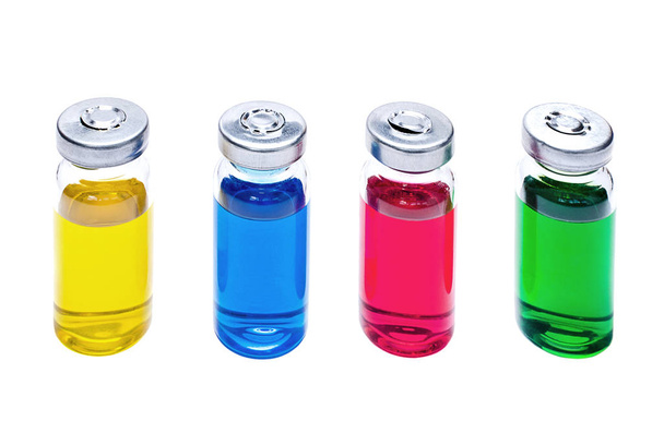 Γυάλινα φιαλίδια με πολύχρωμα εμβόλιο  - Φωτογραφία, εικόνα