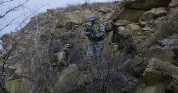 Soldado que fornece cobertura durante a patrulha
 - Filmagem, Vídeo