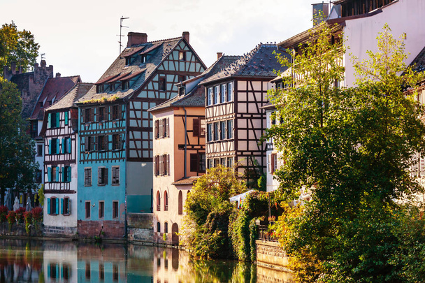 Estrasburgo, Antiguas casas tradicionales coloridas en la zona de Petite France
 - Foto, imagen
