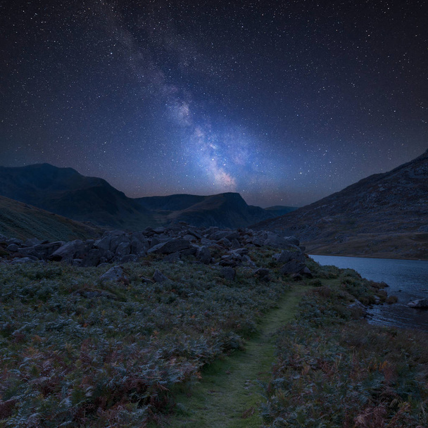 Superbe image composite vibrante de la Voie lactée sur une belle image de paysage de la campagne autour de Llyn Ogwen à Snowdonia
  - Photo, image