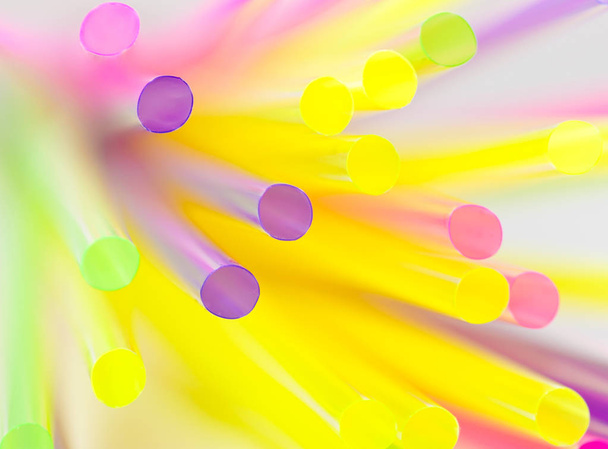abstract kleurrijke drinkrietjes in close-up bekijken  - Foto, afbeelding