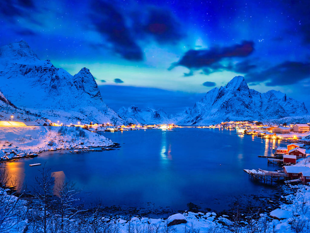 Village Reine la nuit. Îles Lofoten, Norvège
 - Photo, image