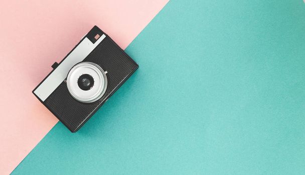 Flatlay vintage old camera on pastel background - Photo, image