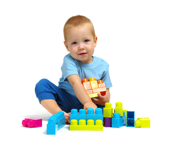 Malý chlapec hrající hračka izolovaných na bílém pozadí - Fotografie, Obrázek