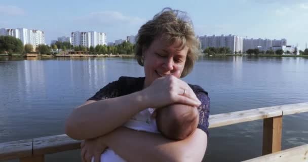 Mom with daughter on pond - Кадры, видео