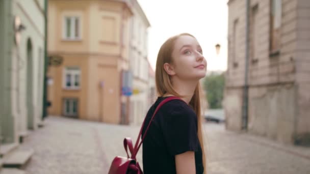 Young Redhead Lady Walking in Town - Felvétel, videó