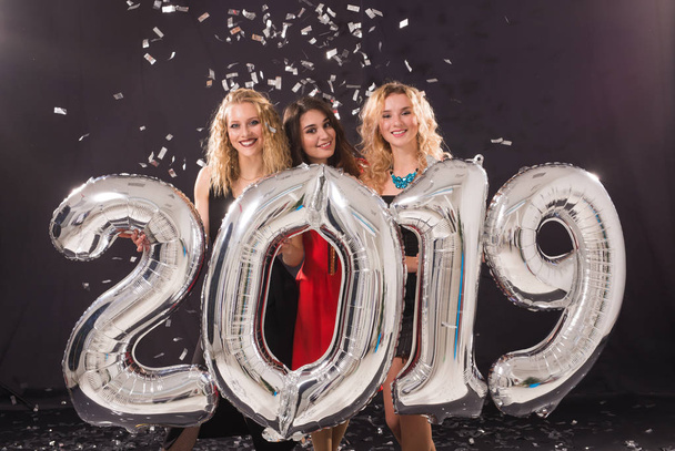 Вечірка, люди та новорічні свята концепція - веселі молоді жінки, що святкують Новий рік напередодні 2019 року
 - Фото, зображення
