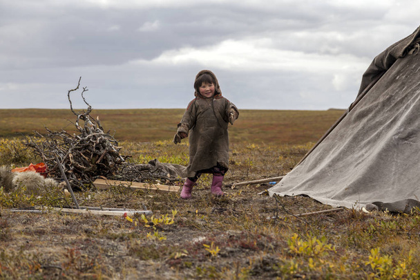 Un residente de la tundra, residentes indígenas del Lejano Norte, tundra, área abierta, una niña Asistente de Renos, niños con ropa nacional
 - Foto, Imagen
