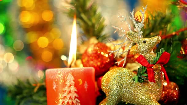 Christmas speelgoed en kaars, kaars, Kerstmis achtergrond en lieve christmas speelgoed - Video