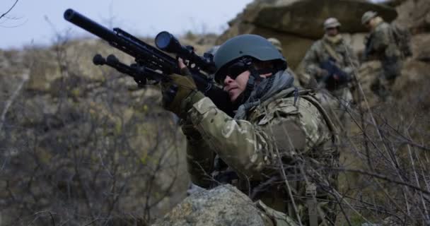 Żołnierz, zapewniając pokrycie podczas patrolu - Materiał filmowy, wideo