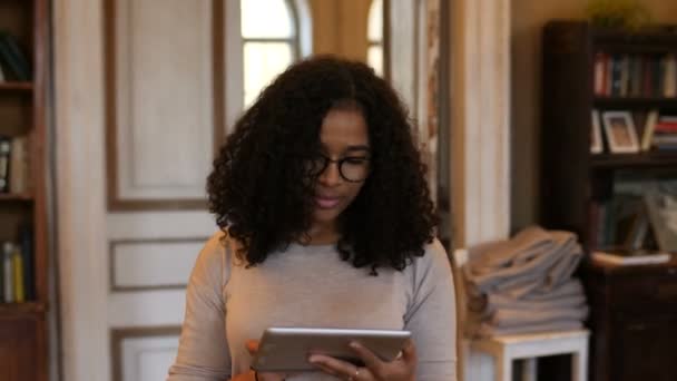 Nuori Afrikkalainen amerikkalainen musta nainen käyttää digitaalista tablettia Cafe 4k
 - Materiaali, video