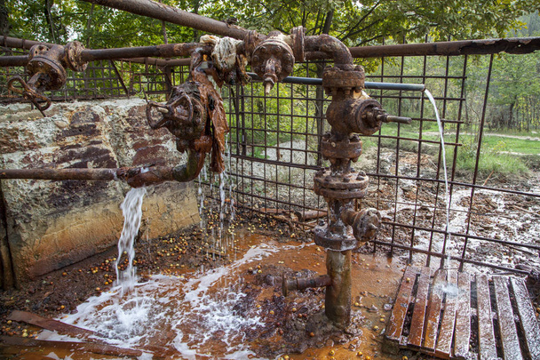 poço para extração de água, fonte de iodo-bromo
 - Foto, Imagem