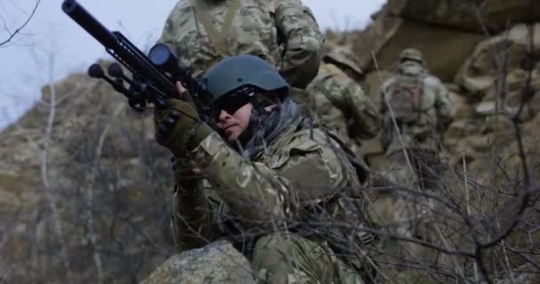 Żołnierz, zapewniając pokrycie podczas patrolu - Materiał filmowy, wideo