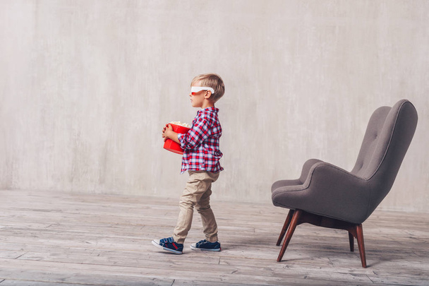 Criança em óculos 3d com pipoca em casa
 - Foto, Imagem