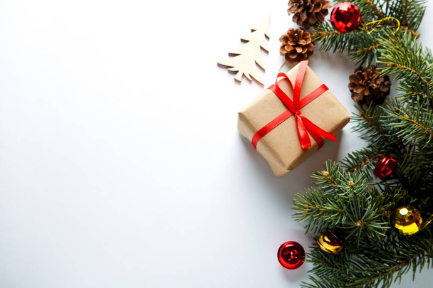 Rama de árbol de Navidad con dulces y un gran regalo. Vista superior con espacio de texto
 - Foto, Imagen