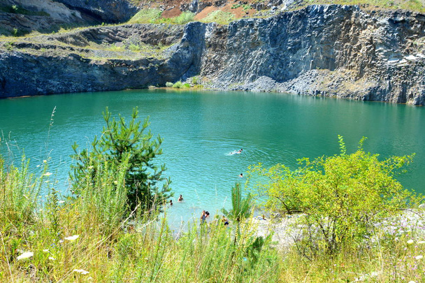 Emerald lake in een verlaten carrière in Raco, een dorp in Brasov, Transsylvanië, Roemenië in de buurt van een actief en drie verlaten stenen carrière. Het is een nationale beschermde gebied - Foto, afbeelding