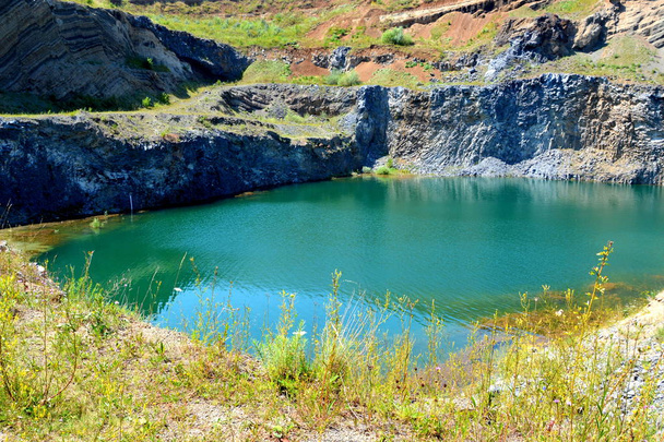 Emerald lake in een verlaten carrière in Raco, een dorp in Brasov, Transsylvanië, Roemenië in de buurt van een actief en drie verlaten stenen carrière. Het is een nationale beschermde gebied - Foto, afbeelding