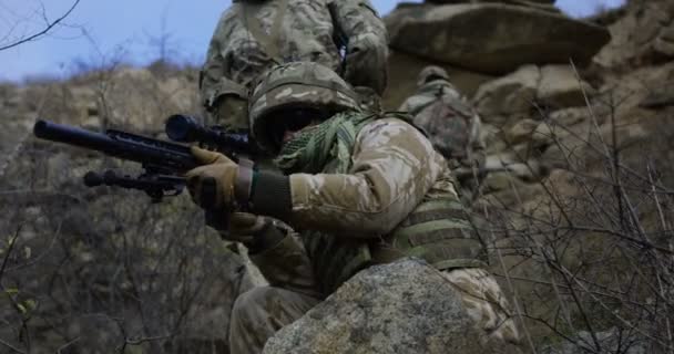 Soldat bietet Deckung während eines Einsatzes - Filmmaterial, Video