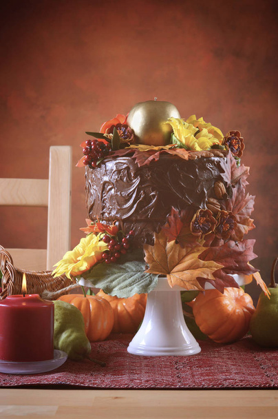 Πτώση των Ευχαριστιών πίνακα ρύθμιση με φθινόπωρο θέμα σοκολάτας κέικ - Φωτογραφία, εικόνα