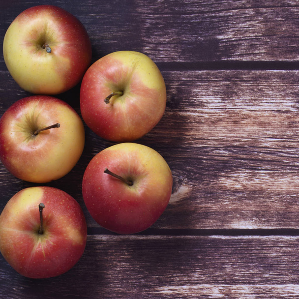 квадратный пищевой фон, показывающий яблоки выстрел для копирования пространства деревянный фон
  - Фото, изображение