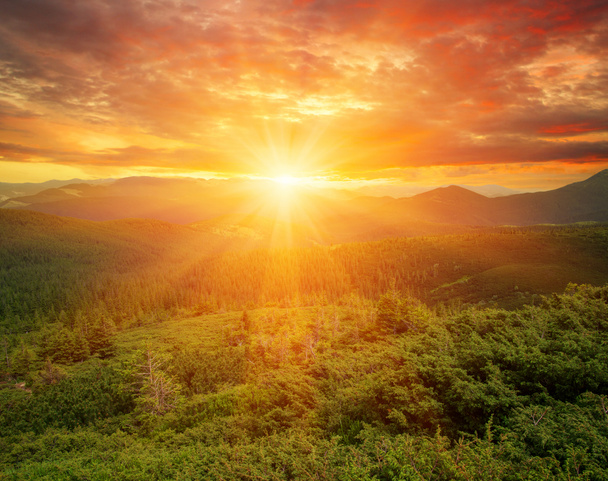Paysage de montagne avec le soleil - Photo, image