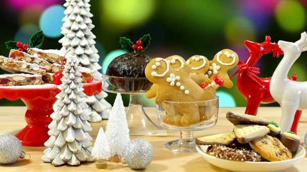 Mesa festiva con comida navideña tradicional inglesa y europea
. - Foto, imagen