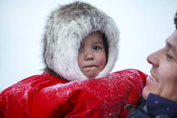 Un residente de la tundra, residentes indígenas del Lejano Norte, área abierta, Niña vestida de rojo, Nenets-Malitsa ropa
 - Foto, imagen