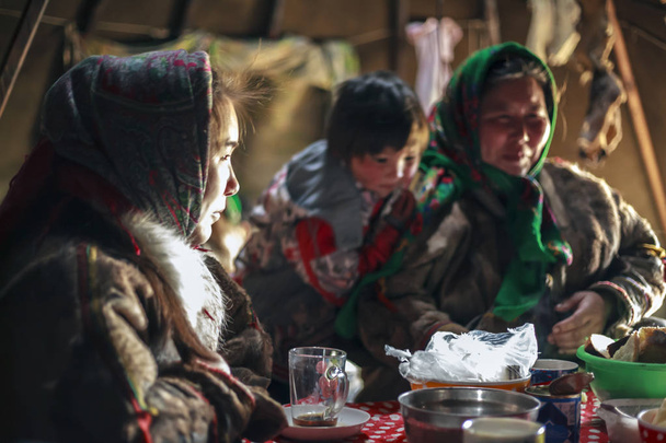 Kuzeyde Yamal, Nenet halkının otlakları, kuzeydeki insanların evleri, yurt, sanatsal tonlama, gürültü., - Fotoğraf, Görsel
