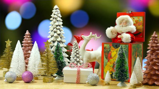 Noel tatil ayarı vintage Noel müzik kutusu ve süs eşyaları ile. - Fotoğraf, Görsel