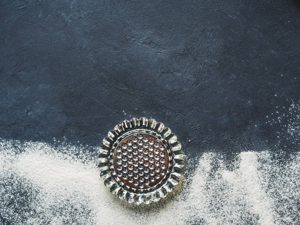 Baking accessories on black background with flour - Zdjęcie, obraz