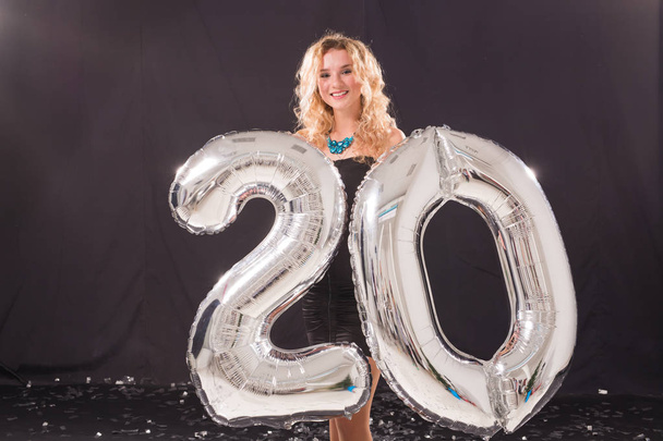Концепт с днем рождения - молодая женщина с 20 воздушными шарами в форме цифр
 - Фото, изображение
