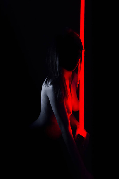Naga młoda kobieta z neonów - Zdjęcie, obraz