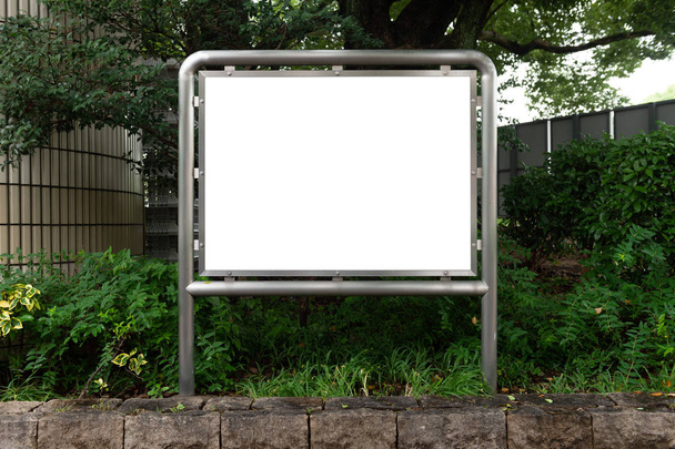 Grande cartellone bianco su un muro stradale, striscioni con spazio per aggiungere il proprio testo - Foto, immagini