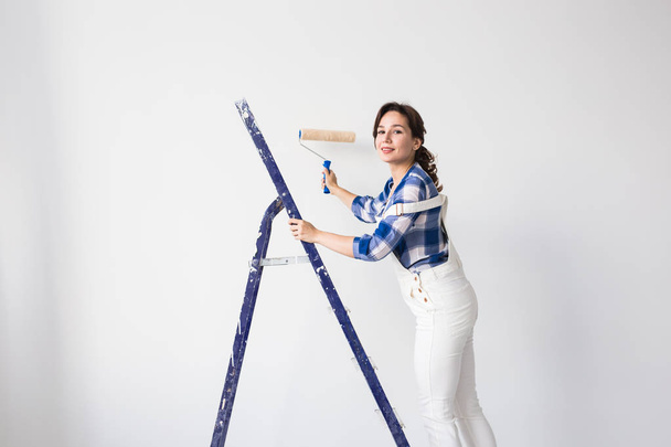Sisustus, remontti, uusi koti ja ihmiset käsite - nainen maalari tekee korjauksen itse
 - Valokuva, kuva