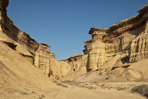 Schluchten in der Namibe-Wüste. Afrika. Angola. mit Erosionsspuren. - Foto, Bild