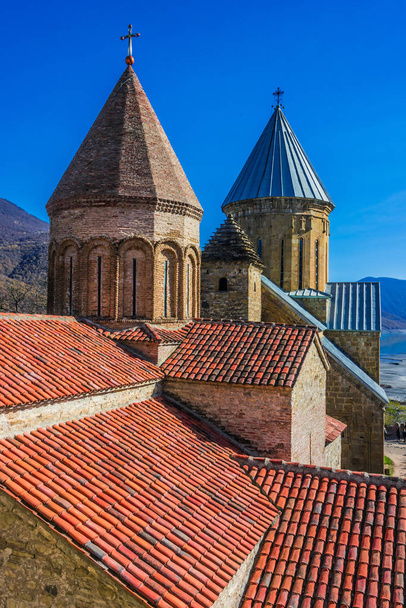 Ananuri hrad a kostel Matky Boží na Aragvi řeka v Gruzii - Fotografie, Obrázek