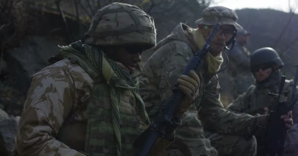 Soldat faisant une pause et fumant
 - Séquence, vidéo