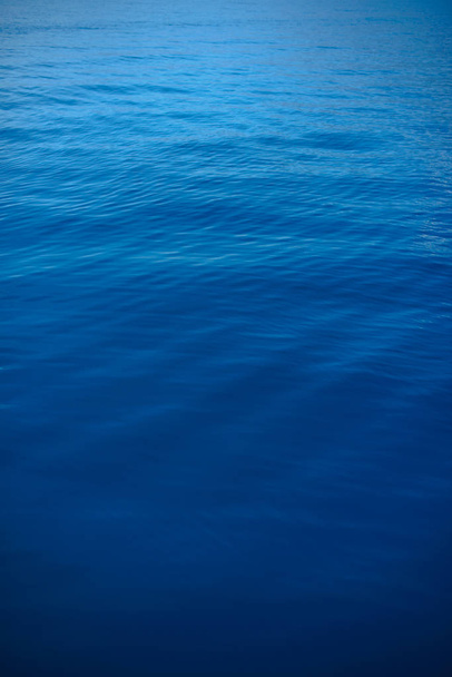 Текстура синє море. Текстура Голубе озеро. Поверхні води. Озеро Issyk Куле. Чиста морська вода. Чисте озеро поверхні - Фото, зображення