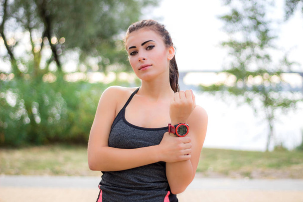 Jovem fitness menina posa durante o treino de treino ao ar livre
 - Foto, Imagem