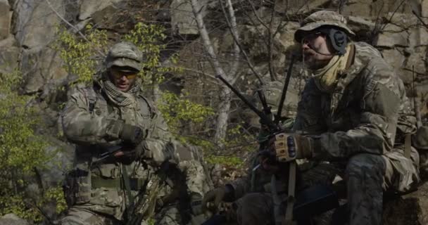 Soldados tomando un descanso y revisando una pistola
 - Imágenes, Vídeo