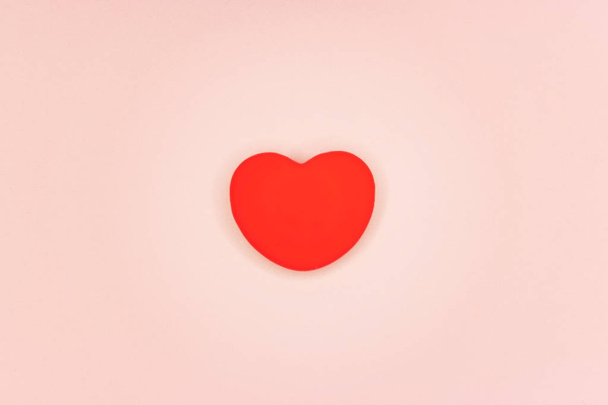 Taza con corazón con corazones de azúcar y chocolate sobre fondo rosa. Composición plana. Romántico, Concepto de San Valentín
. - Foto, imagen