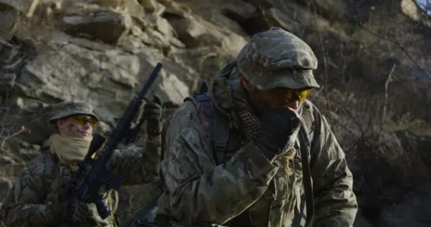 Soldato in pausa e fuma
 - Filmati, video