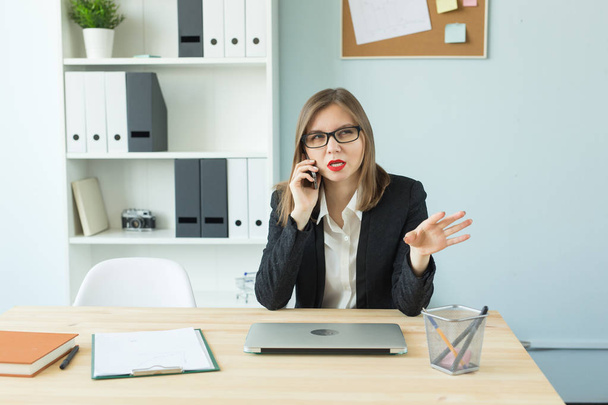 Бизнес, риэлтор и люди - женщина в офисе разговаривает по телефону
. - Фото, изображение