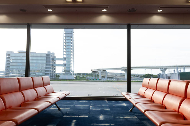 linha de cadeira vermelha no aeroporto, tiro na Ásia
 - Foto, Imagem