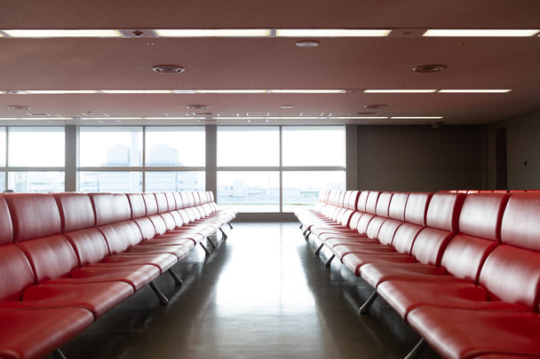 fila di sedia rossa in aeroporto, girato in Asia
 - Foto, immagini