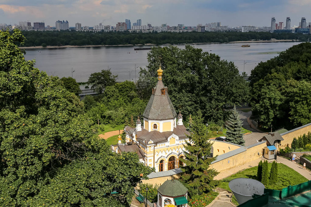 Iglesia de la Vida que da origen en la ciudad de Kiev, Ucrania - Foto, Imagen