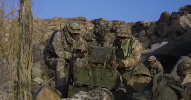 Ozbrojení Africký Americký voják při pohledu na počítači - Záběry, video