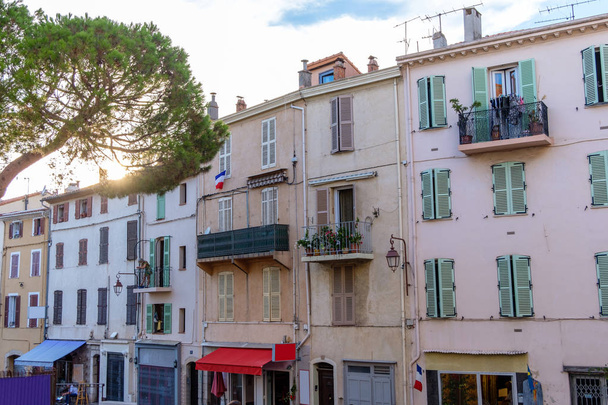 Edifícios com a arquitetura francesa original. Casas coloridas e dia ensolarado. Cannes cidade
 - Foto, Imagem
