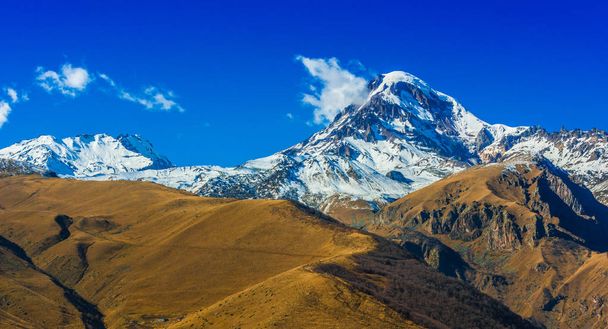 Góry Kazbek, trzeci najwyższy szczyt w Gruzji. Wielki Kaukaz. - Zdjęcie, obraz