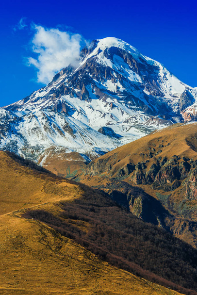 Monte Kazbek, o terceiro pico mais alto da Geórgia. Grande Cáucaso
. - Foto, Imagem